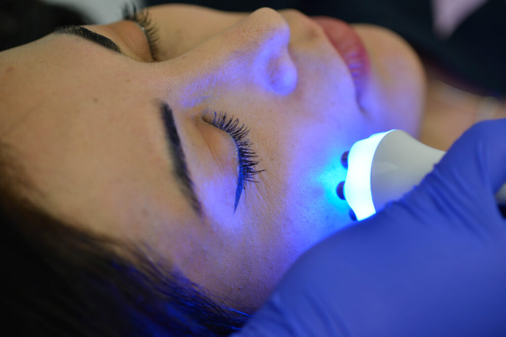 Femme dans un spa médical recevant un traitement.